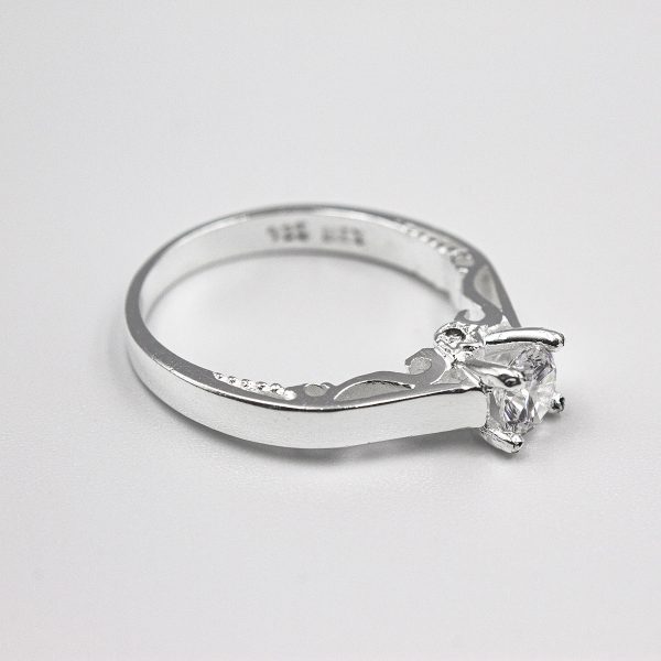 Anillo solitario de plata 925 con zirconia